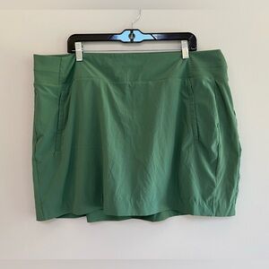 ATHLETA Brooklyn Mid Rise 16” Skort in Green, size 22